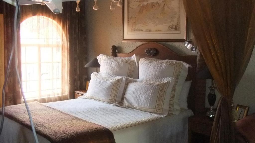 Treetops & Treats Guest House Претория Стая снимка